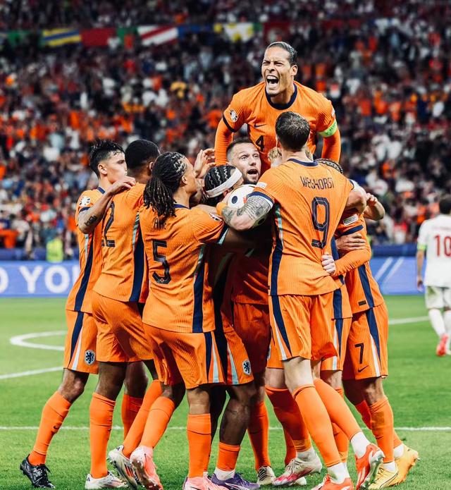 荷兰队在足球比赛中创造惊人战绩英文